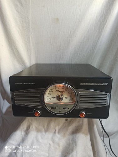 Vecchio giradischi con radio