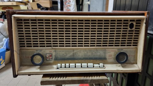 Antica radio valvole - a, con